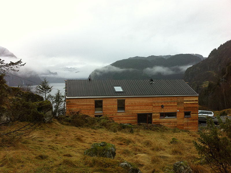 Under bygging, eksteriør